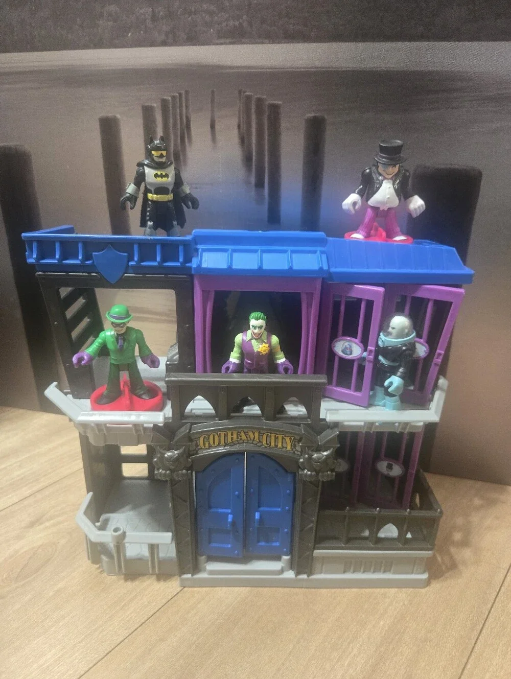 Batman Gotham City Playset Fisher Price Freeze Riddler Penguin Imaginext